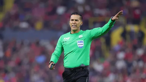 Daniel Quintero le pitó un penal en contra que no era a Chivas.