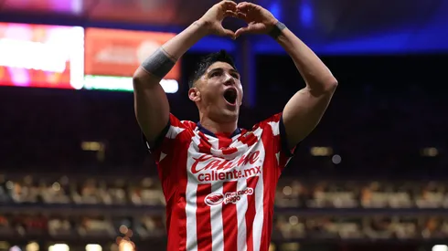 Alan Pulido festejando un gol en un partido de Chivas