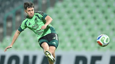 Torreón, Coahuila, México, 14 de noviembre de 2025. Mateo Chávez durante el entrenamiento de la selección nacional de México en la cancha del TSM. Foto: Imago7/ Etzel Espinosa