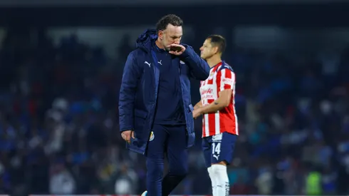 Gabriel Milito salió en defensa de "Chicharito" Hernández