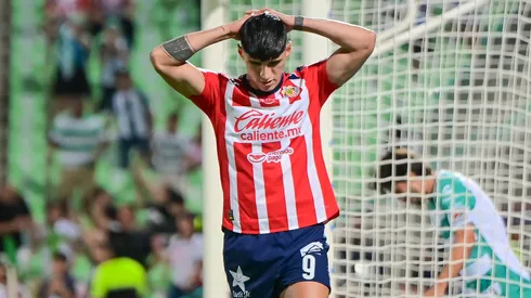 Alan Pulido no reportó a pruebas médicas con Chivas.