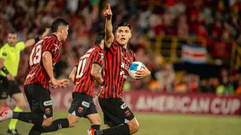 Ronaldo Cisneros es líder de goleo en Costa Rica. 
