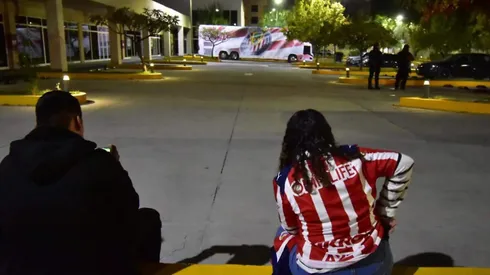 Aficionados en el hotel de concentración de Chivas