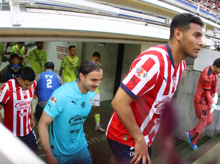 Estaba lista su salida, pero se canceló y es oficial que seguirá en Chivas