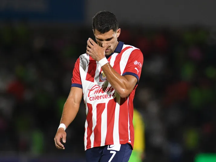 La afición ya ni se acordaba de él, pero acaba de firmar su salida de Chivas