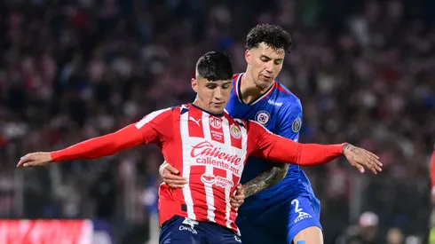 Alan Pulido podría irse a Cruz Azul.

