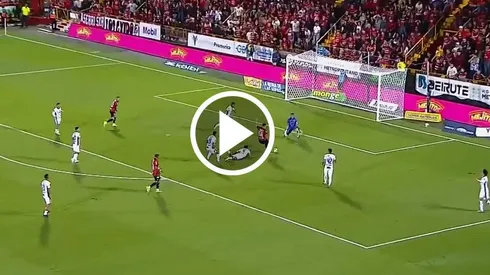 Ronaldo Cisneros anotó golazo en Costa Rica.
