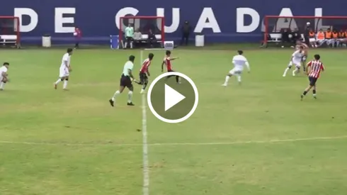 Golazo de Carlos Corona desde media cancha.
