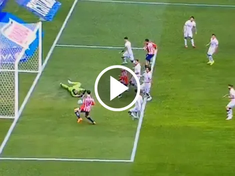 La terrible falla de la Hormiga en el Chivas vs. Querétaro