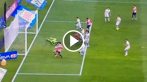 La terrible falla de la Hormiga en el Chivas vs. Querétaro