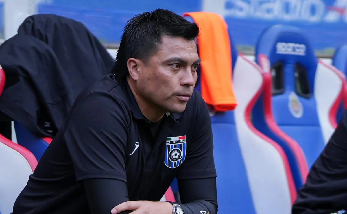 Esteban González, DT de Querétaro, se rindió ante el nivel de las Chivas de Gabriel Milito