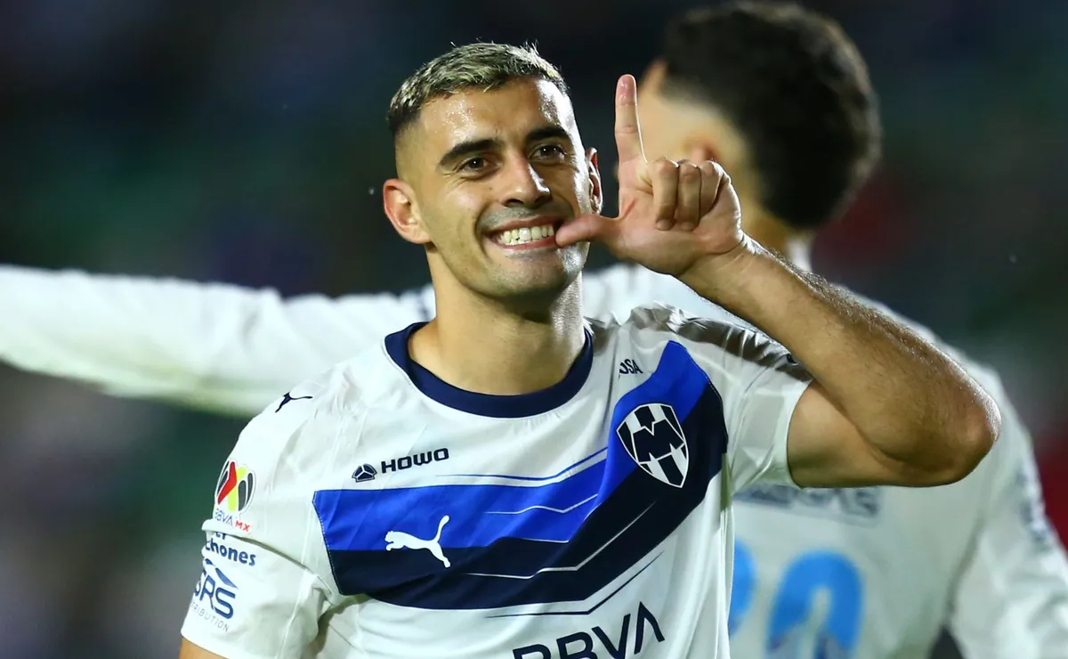 El desplante de Germán Berterame con un aficionado de Chivas que lo recibió por la Selección Mexicana