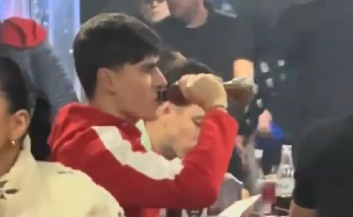 La curiosa celebración de Armando González: salió a comer tacos tras la victoria de Chivas ante Querétaro