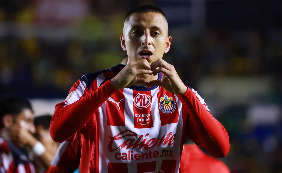 Tras el paso perfecto de Chivas en el Clausura 2026, Roberto Alvarado recibió un anillo personalizado
