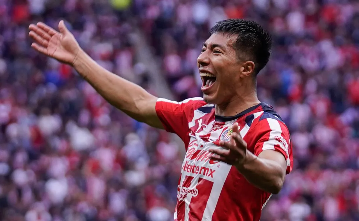 ¿Por qué hay que agradecerle a Chicharito Hernández por el gran momento de Daniel Aguirre en Chivas?