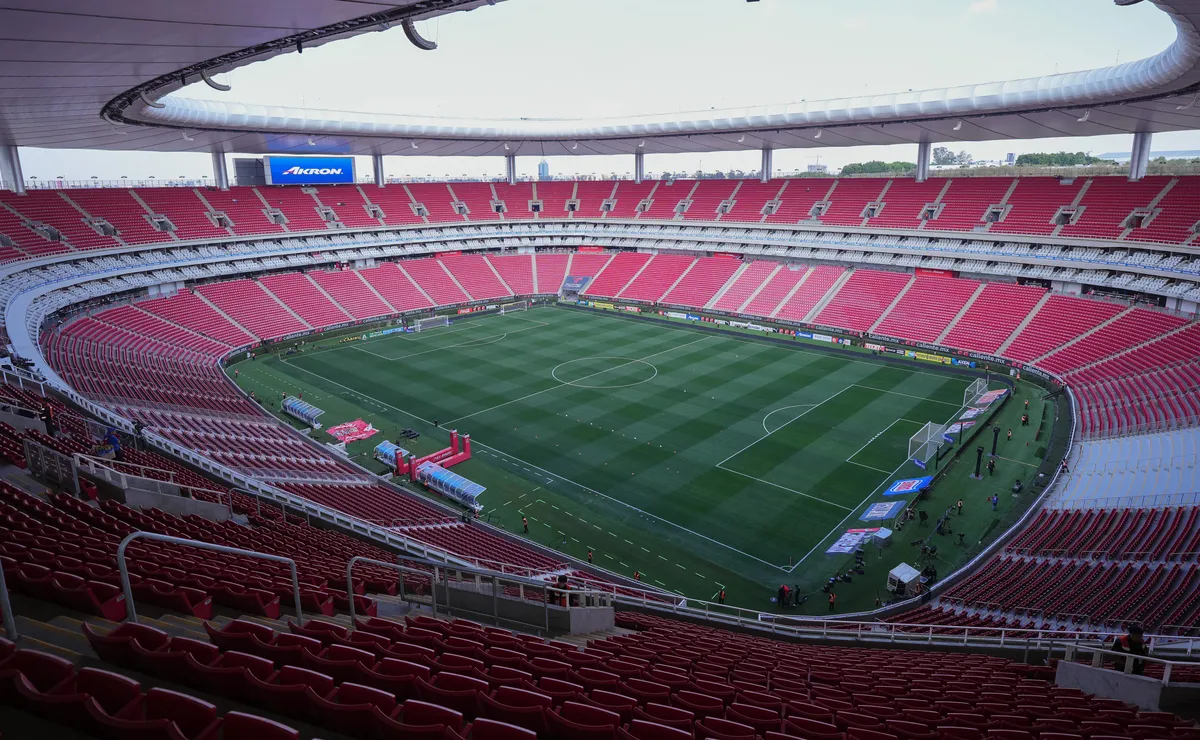 Chema Garrido ventiló problema de parejas entre dos jugadores de Chivas: ”Quedó como un chapulín”