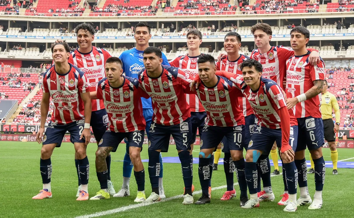No llama tanto la atención y Javier Aguirre ni lo llevó a la Selección, pero es clave en Chivas