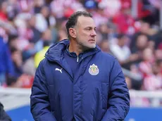 Gabriel Milito recibe premio de la Liga MX tras el tercer triunfo de Chivas