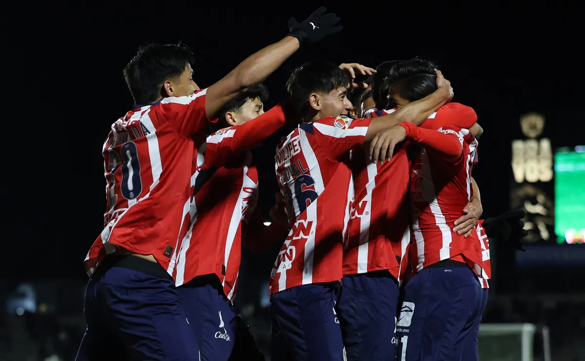 Gilberto Sepúlveda y Miguel Tapias, los 2 jugadores que podrían salir de Chivas post Clausura 2026