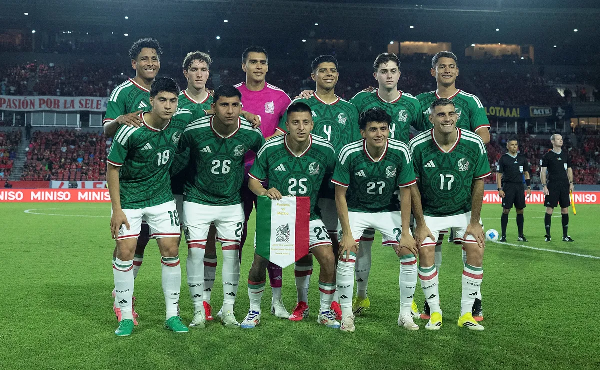 Roberto Alvarado recibió fuertes críticas por su bajo nivel con la Selección Mexicana
