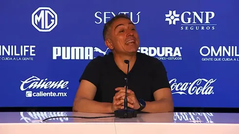 Antonio Contreras felicitó a un joven periodista.