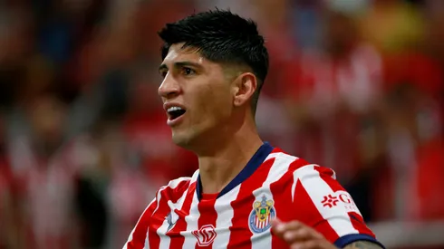 Alan Pulido dificulta su salida de Chivas.
