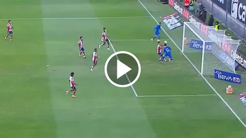 La inteligencia de la Hormiga para anotar un gol más con Chivas