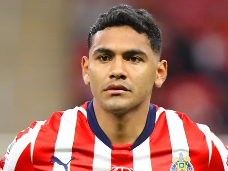Chivas festejó a Gilberto Sepúlveda, pero la afición se lanzó contra él