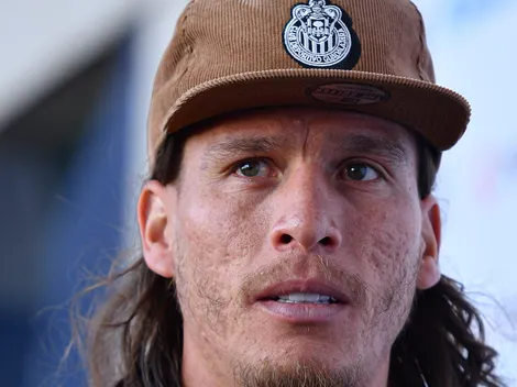 Gigante de la Liga MX interesado en el Oso González y Chivas tomó decisión