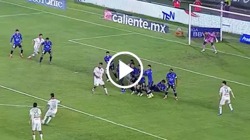 El fortuito gol de Efraín Álvarez contra el Mazatlán