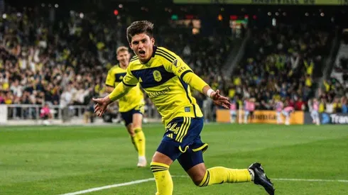 El propio DT de Nashville confirma las negociaciones con Chivas.
