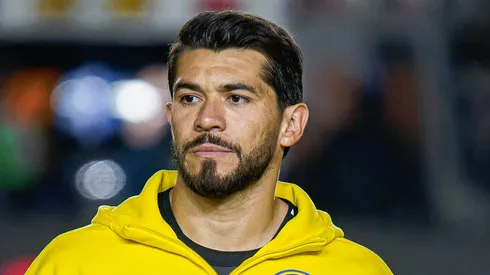 Henry Martín molesto por la derrota ante Chivas. 
