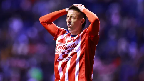 Piojo Alvarado casi marca un golazo ante Cruz Azul.
