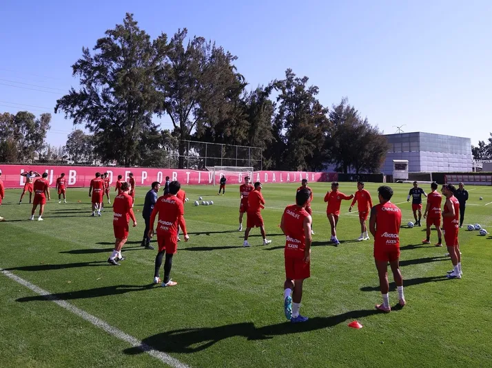 ¿Chivas regresa a entrenar de cara al juego ante Toluca?