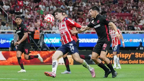 Chivas sufrió en balón parado contra Cruz Azul.
