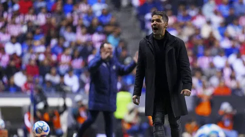 Nicolás Larcamón celebró efusivamente tras el partido contra Chivas.
