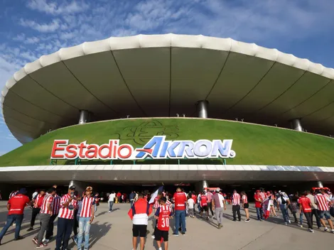 Polémico cambio en el Akron para el Mundial, quitaron escudos de Chivas