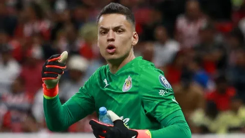 Óscar Whalley renovó con Chivas. 
