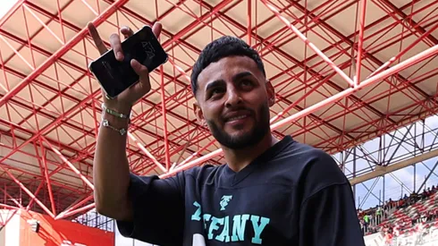 El saludo de Alexis Vega con jugadores de Chivas.
