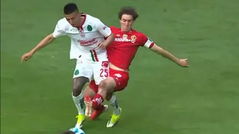 La violenta entrada de Marcel Ruiz sobre Roberto Alvarado.