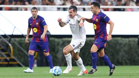 La afición del Estadio Akron no perdonó a Luis Figo.