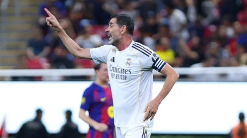 Abucheos para Fernando Hierro en el Clásico de Leyendas.
