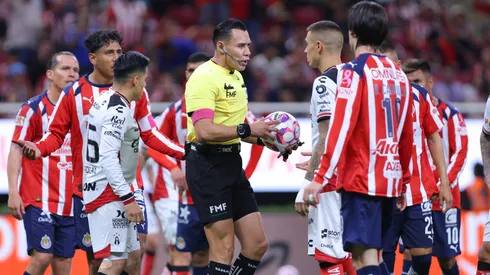 Marco Antonio Ortiz dirigirá el Chivas vs Atlas.
