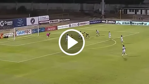 Érick Torres anotó golazo en Costa Rica. 
