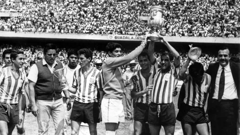 Chivas alza el trofeo de Campeón de Campeones 1965.
