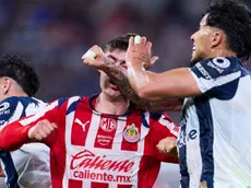 ¡De cárcel! El codazo de Carlos Salcedo a la "Hormiga" González