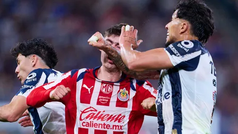 El brutal codazo de Carlos Salcedo a Armado González