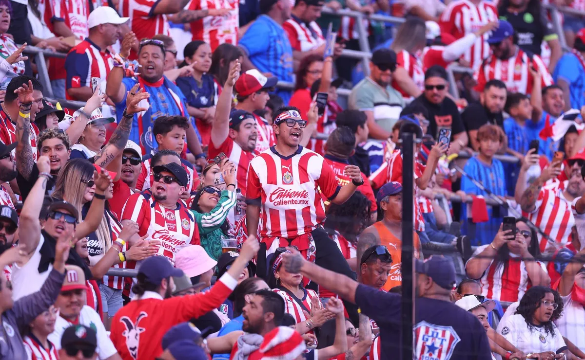 Pelea entre aficionados de Atlas y Chivas previo al Clásico Tapatío