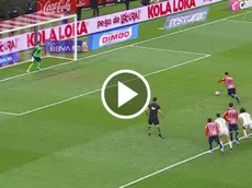Penal dramático de Hormiga González mantiene invicto a Chivas frente a Pumas