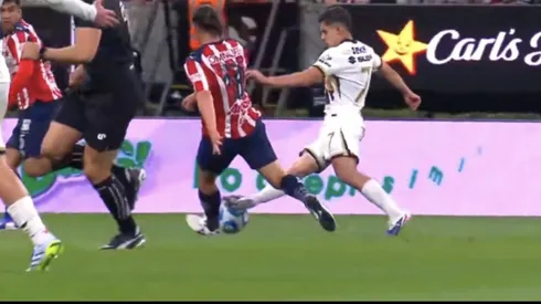 Para el Cantante era roja para el jugador de Pumas